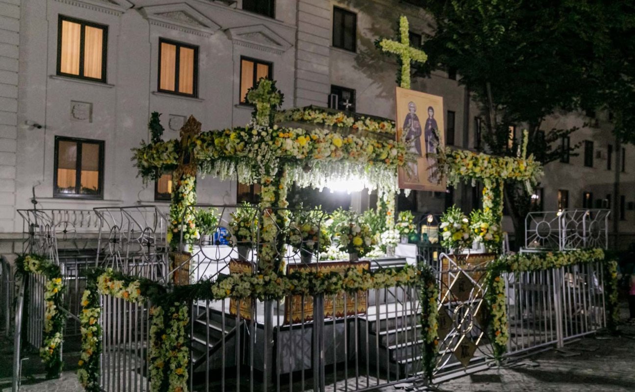 Veșmânt de flori pentru baldachinul Sfintei Cuvioase Parascheva de la Iași 187282