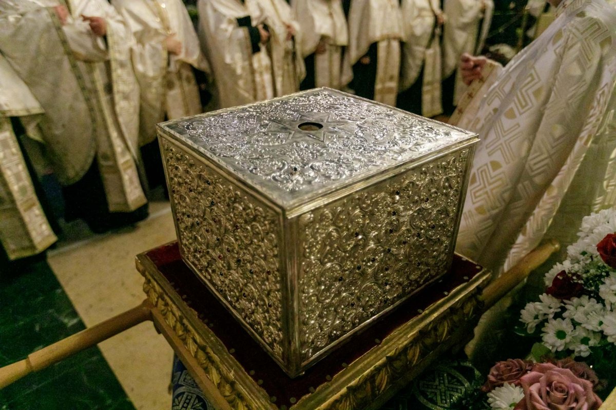 Racla cu moaștele Sfintei Parascheva a fost așezată în curtea Catedralei Mitropolitane 187286