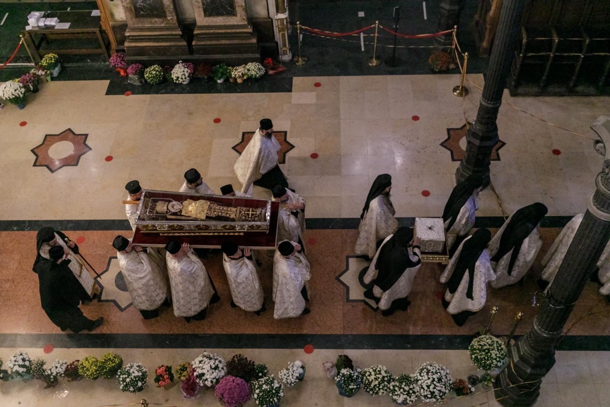 Racla cu moaștele Sfintei Parascheva a fost așezată în curtea Catedralei Mitropolitane 187300