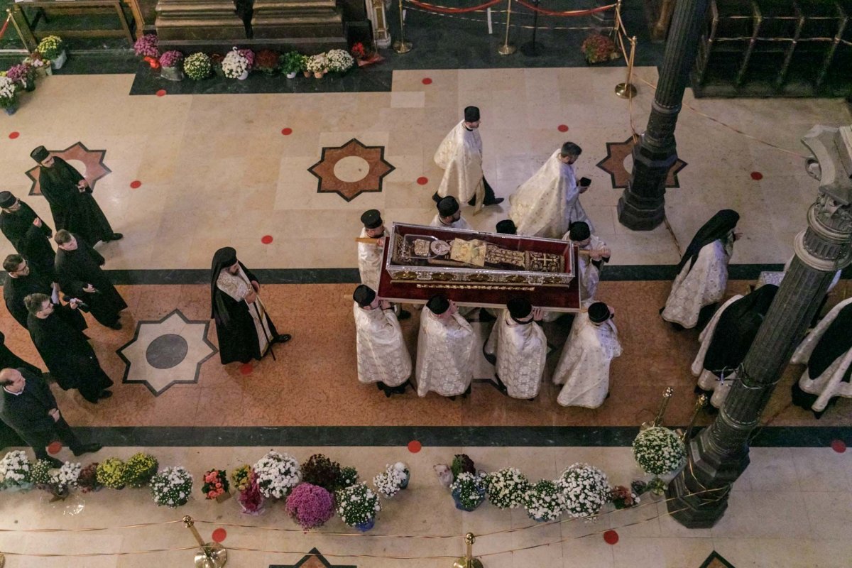 Racla cu moaștele Sfintei Parascheva a fost așezată în curtea Catedralei Mitropolitane 187301