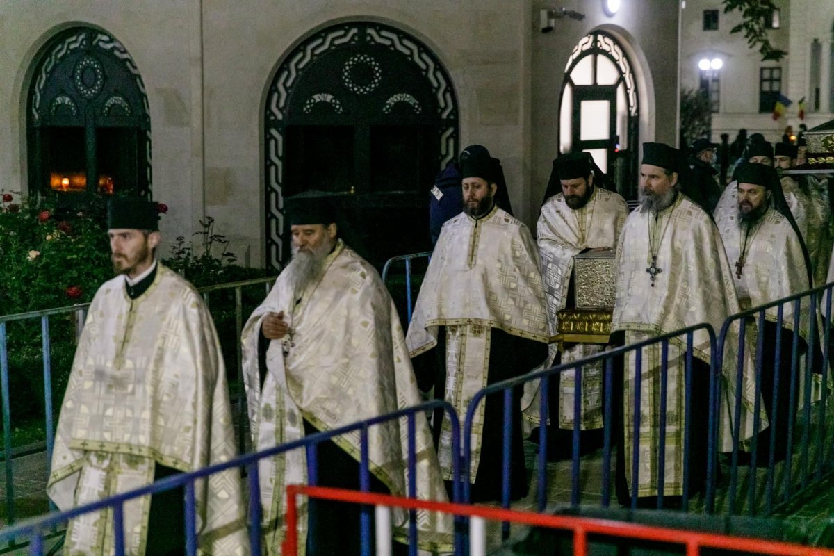 Racla cu moaștele Sfintei Parascheva a fost așezată în curtea Catedralei Mitropolitane 187302