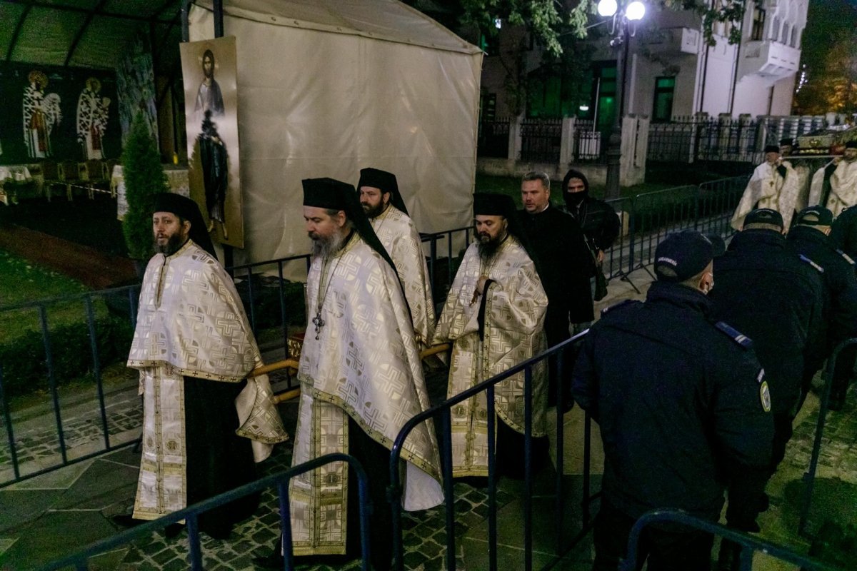 Racla cu moaștele Sfintei Parascheva a fost așezată în curtea Catedralei Mitropolitane 187305