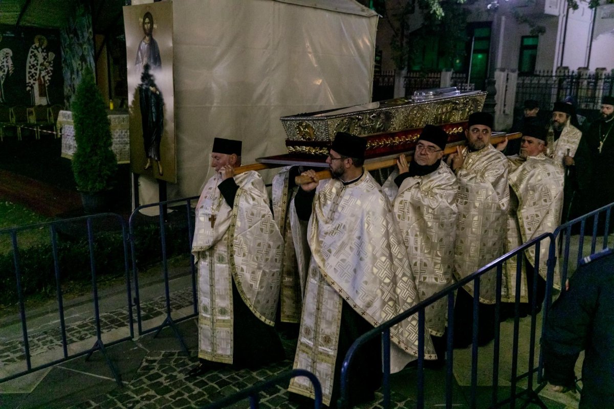 Racla cu moaștele Sfintei Parascheva a fost așezată în curtea Catedralei Mitropolitane 187306