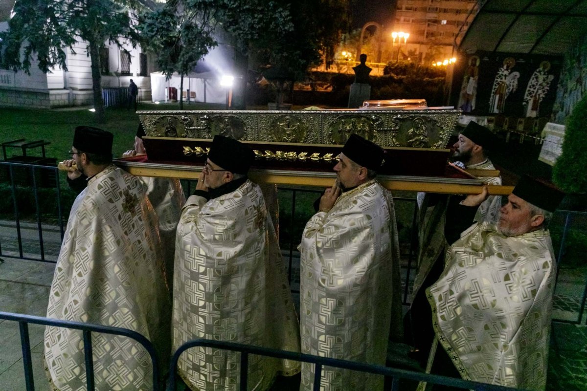 Racla cu moaștele Sfintei Parascheva a fost așezată în curtea Catedralei Mitropolitane 187307