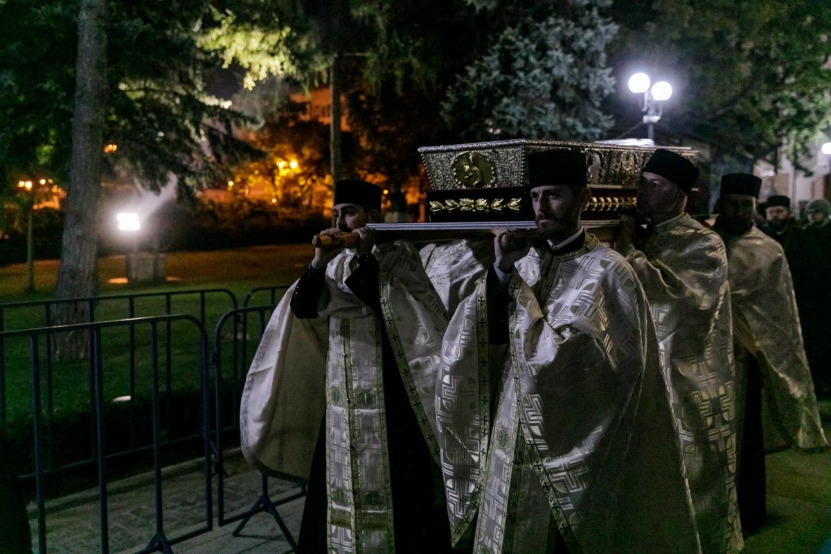 Racla cu moaștele Sfintei Parascheva a fost așezată în curtea Catedralei Mitropolitane 187310