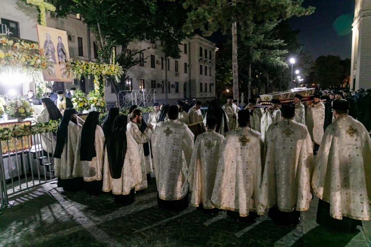 Racla cu moaștele Sfintei Parascheva a fost așezată în curtea Catedralei Mitropolitane 187311