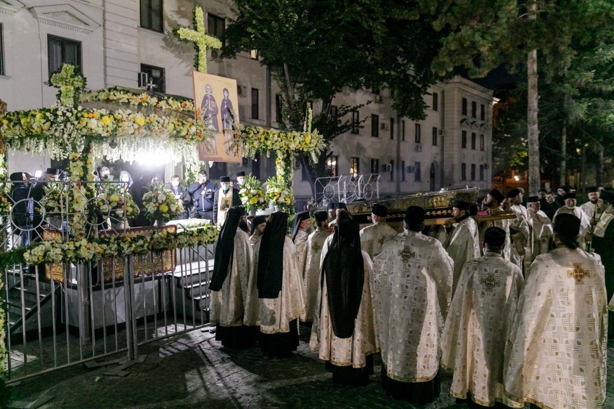 Racla cu moaștele Sfintei Parascheva a fost așezată în curtea Catedralei Mitropolitane 187312