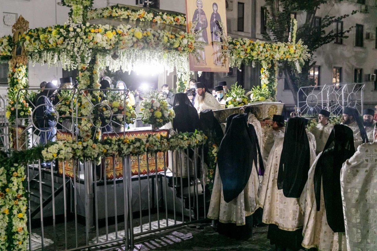 Racla cu moaștele Sfintei Parascheva a fost așezată în curtea Catedralei Mitropolitane 187313