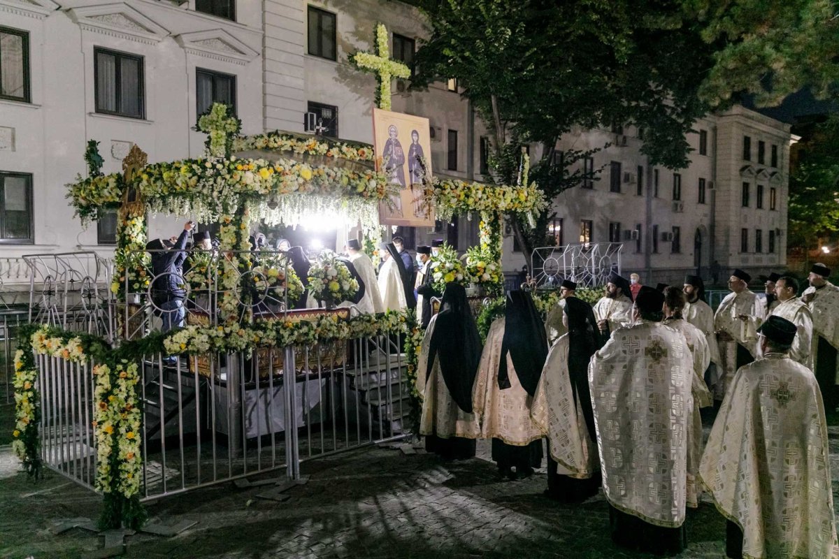 Racla cu moaștele Sfintei Parascheva a fost așezată în curtea Catedralei Mitropolitane 187314