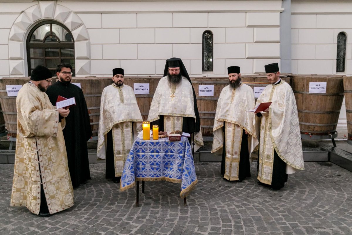 Racla cu moaștele Sfintei Parascheva a fost așezată în curtea Catedralei Mitropolitane 187317