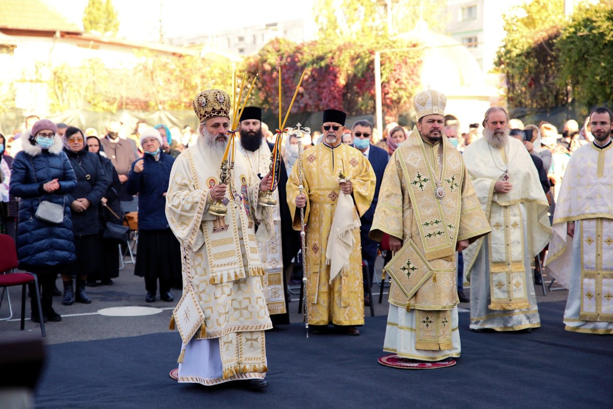 Una dintre cele mai frumoase biserici nou construite în Iași, sfințită de trei ierarhi 187475