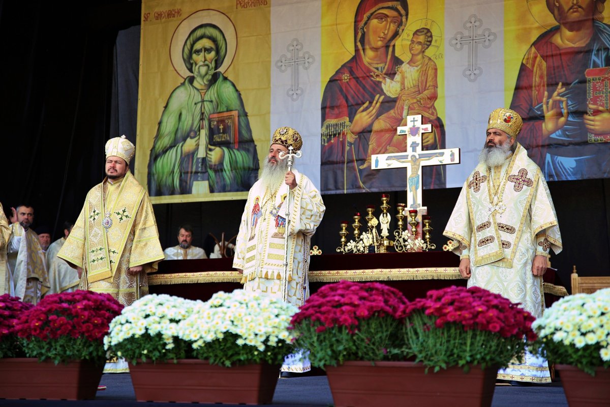 Una dintre cele mai frumoase biserici nou construite în Iași, sfințită de trei ierarhi 187477