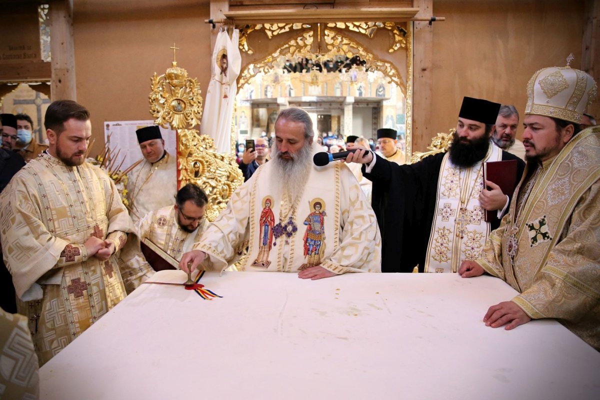 Una dintre cele mai frumoase biserici nou construite în Iași, sfințită de trei ierarhi 187479