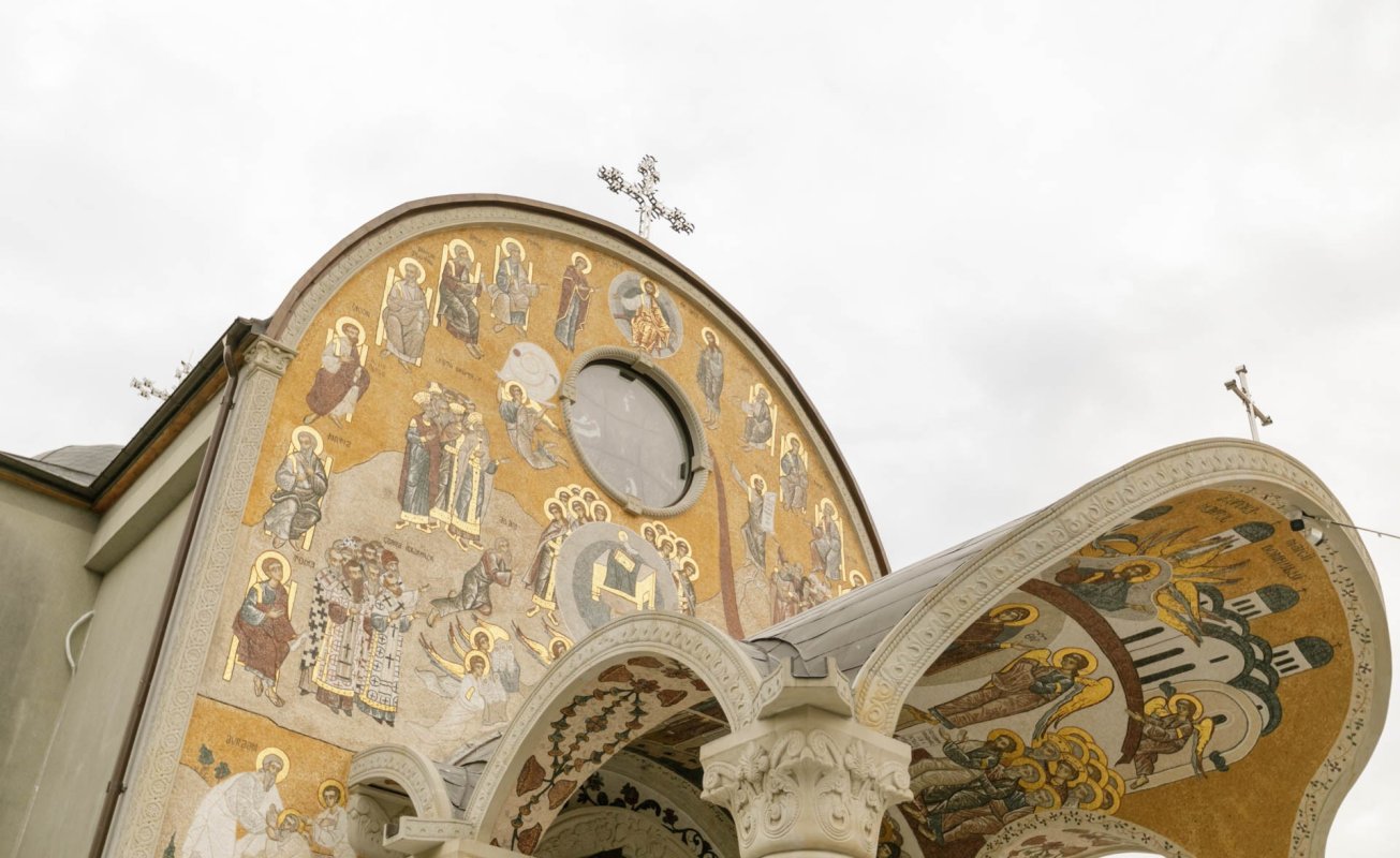 Una dintre cele mai frumoase biserici nou construite în Iași, sfințită de trei ierarhi 187481