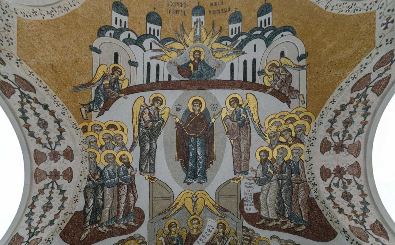 Una dintre cele mai frumoase biserici nou construite în Iași, sfințită de trei ierarhi 187482