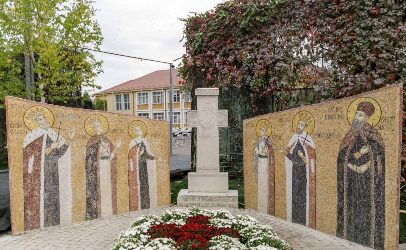 Una dintre cele mai frumoase biserici nou construite în Iași, sfințită de trei ierarhi 187483