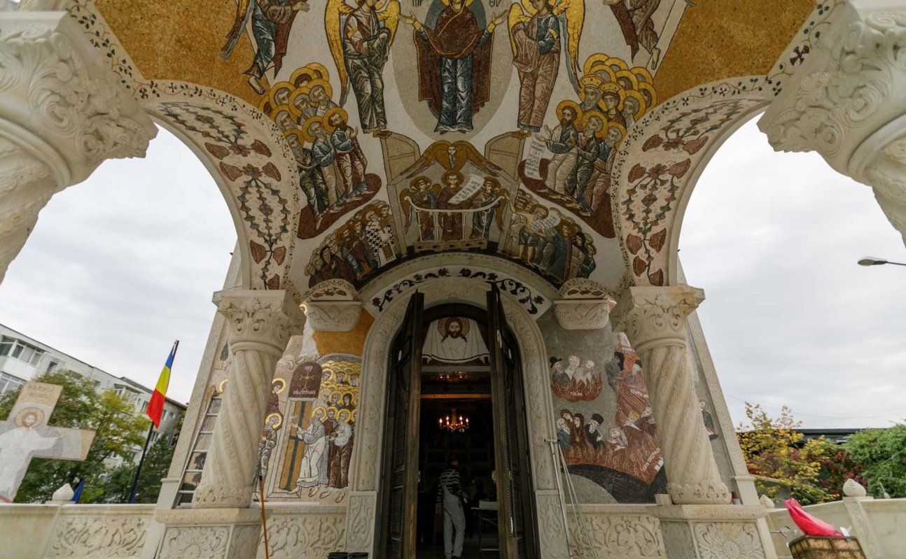 Una dintre cele mai frumoase biserici nou construite în Iași, sfințită de trei ierarhi 187484