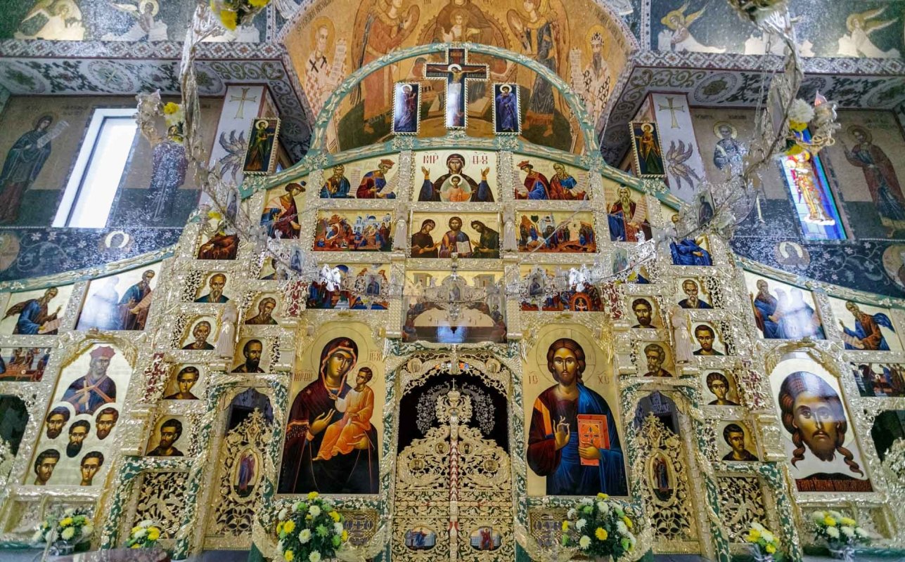 Una dintre cele mai frumoase biserici nou construite în Iași, sfințită de trei ierarhi 187485