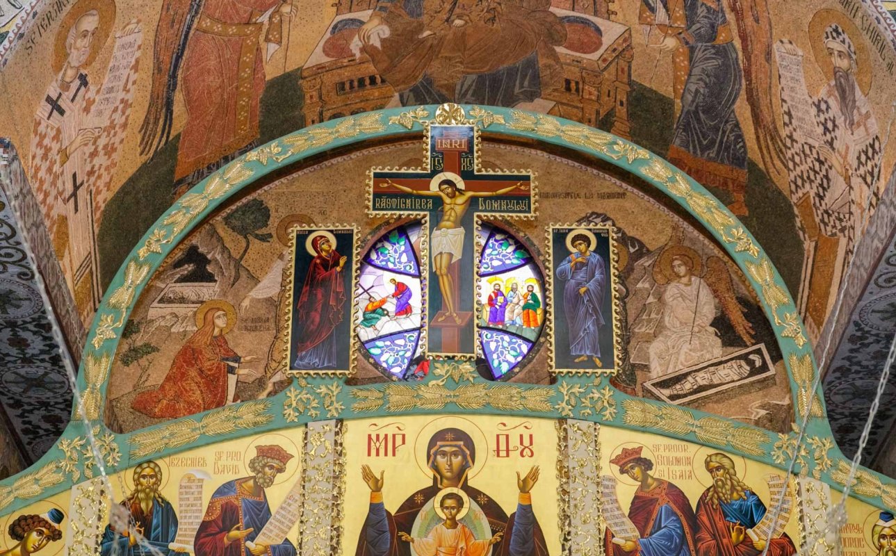 Una dintre cele mai frumoase biserici nou construite în Iași, sfințită de trei ierarhi 187486