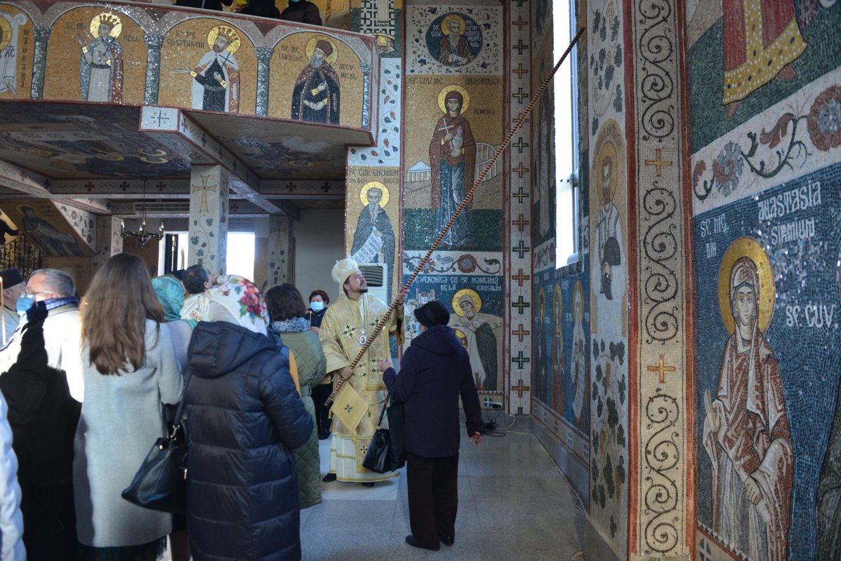 Una dintre cele mai frumoase biserici nou construite în Iași, sfințită de trei ierarhi 187519