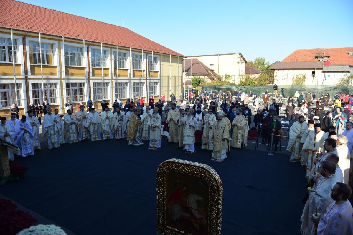 Una dintre cele mai frumoase biserici nou construite în Iași, sfințită de trei ierarhi 187520