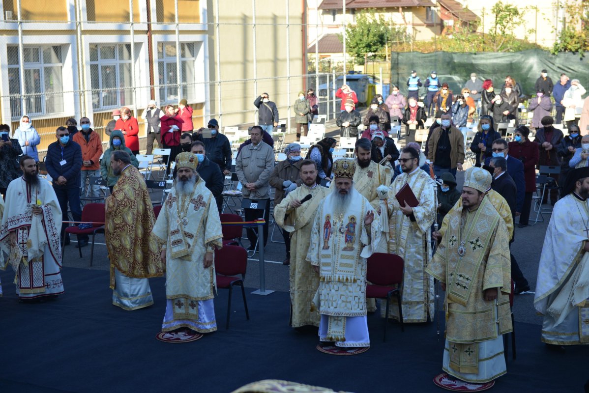 Una dintre cele mai frumoase biserici nou construite în Iași, sfințită de trei ierarhi 187521