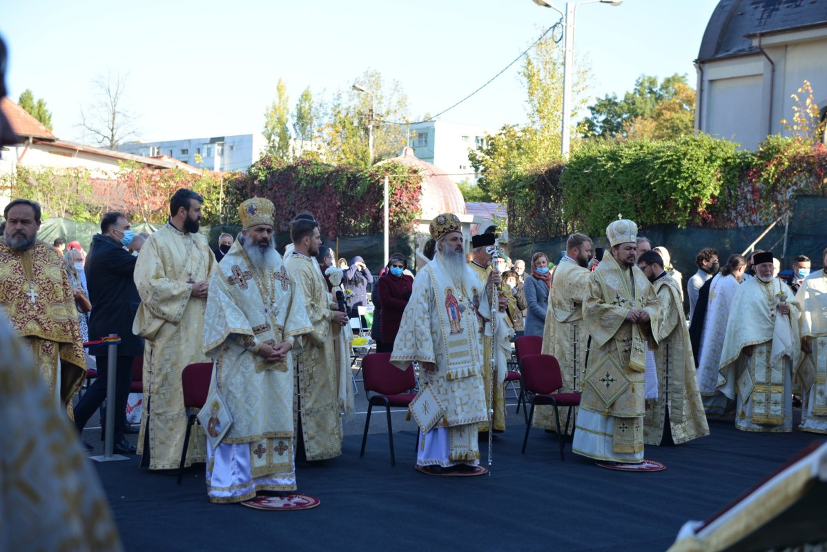 Una dintre cele mai frumoase biserici nou construite în Iași, sfințită de trei ierarhi 187522