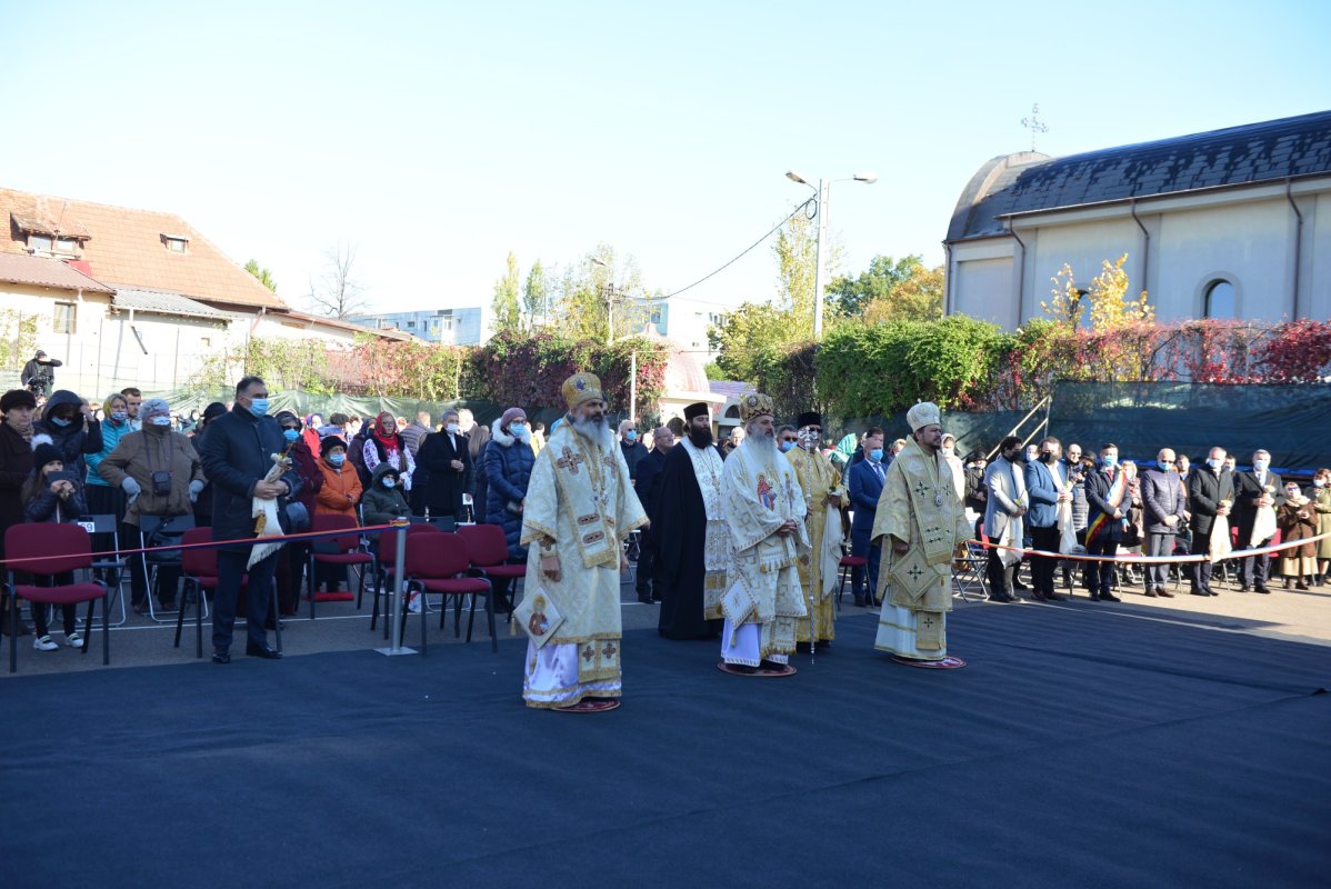 Una dintre cele mai frumoase biserici nou construite în Iași, sfințită de trei ierarhi 187523