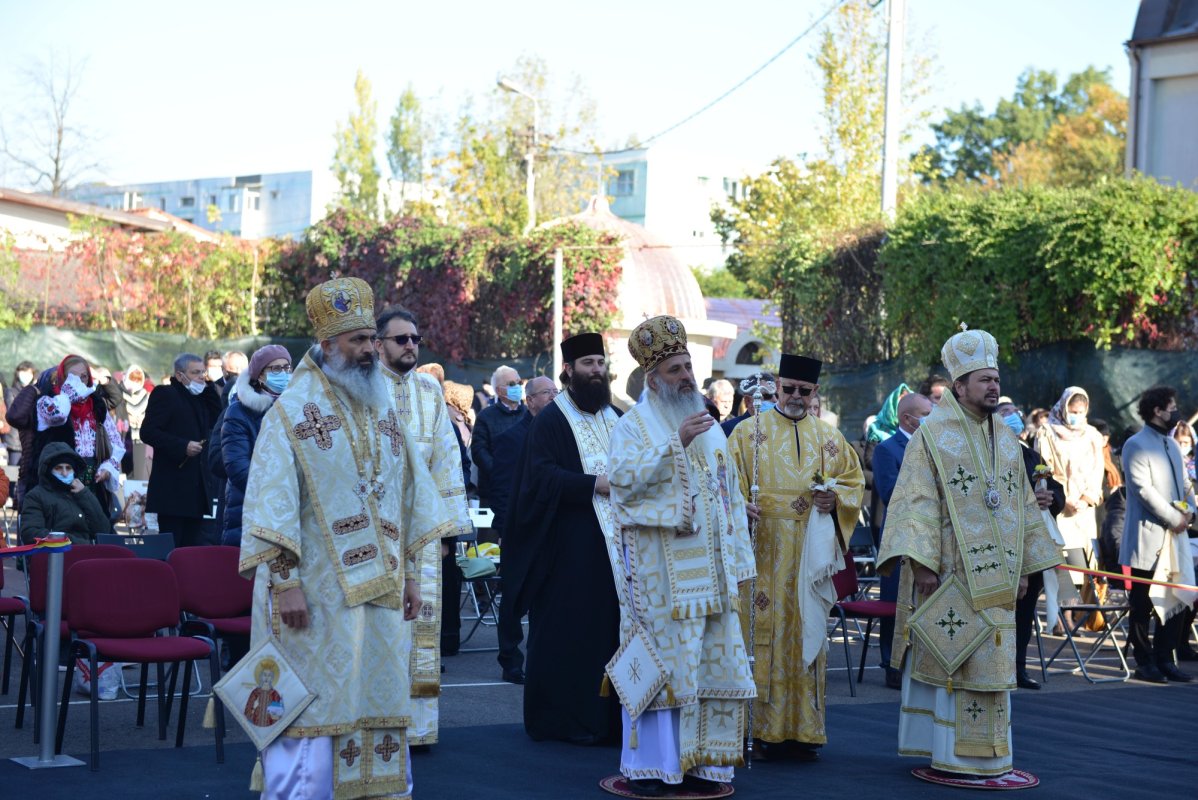 Una dintre cele mai frumoase biserici nou construite în Iași, sfințită de trei ierarhi 187524