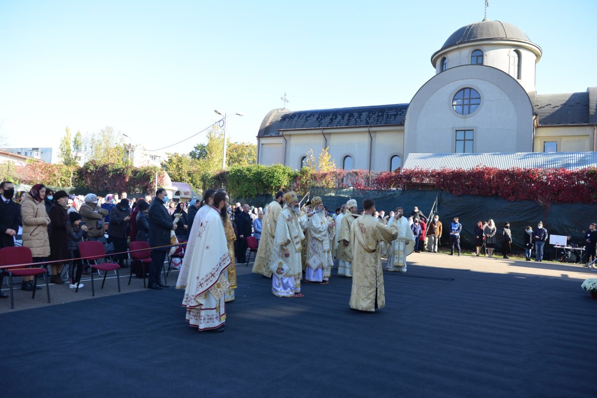 Una dintre cele mai frumoase biserici nou construite în Iași, sfințită de trei ierarhi 187525