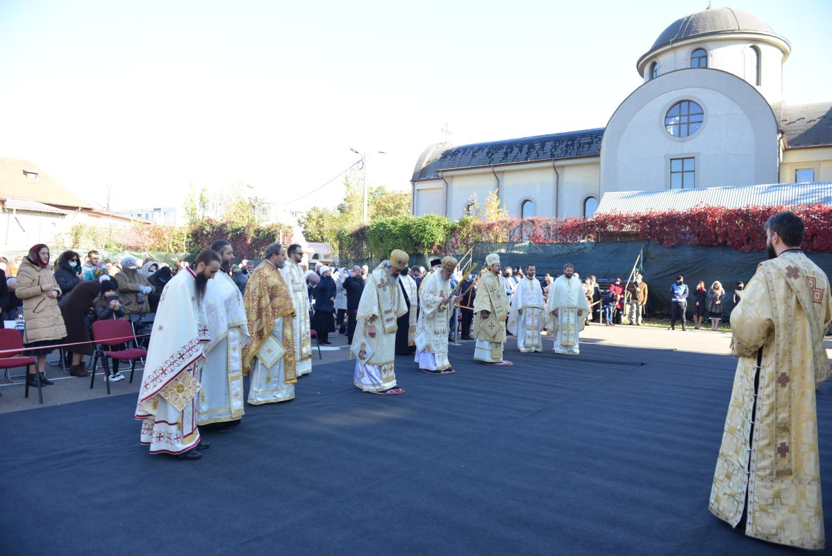 Una dintre cele mai frumoase biserici nou construite în Iași, sfințită de trei ierarhi 187526