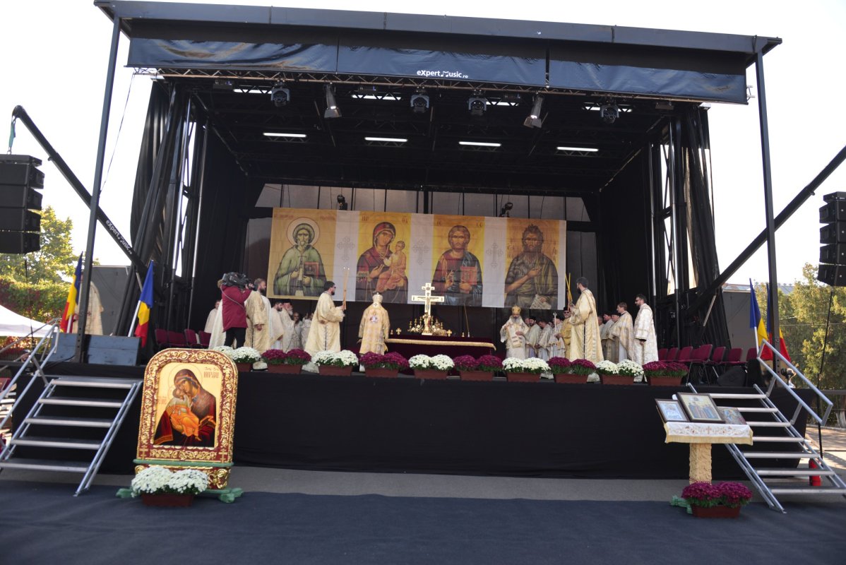 Una dintre cele mai frumoase biserici nou construite în Iași, sfințită de trei ierarhi 187527