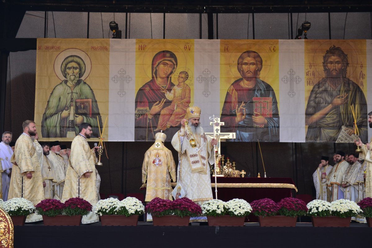 Una dintre cele mai frumoase biserici nou construite în Iași, sfințită de trei ierarhi 187528