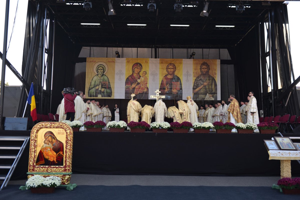 Una dintre cele mai frumoase biserici nou construite în Iași, sfințită de trei ierarhi 187529