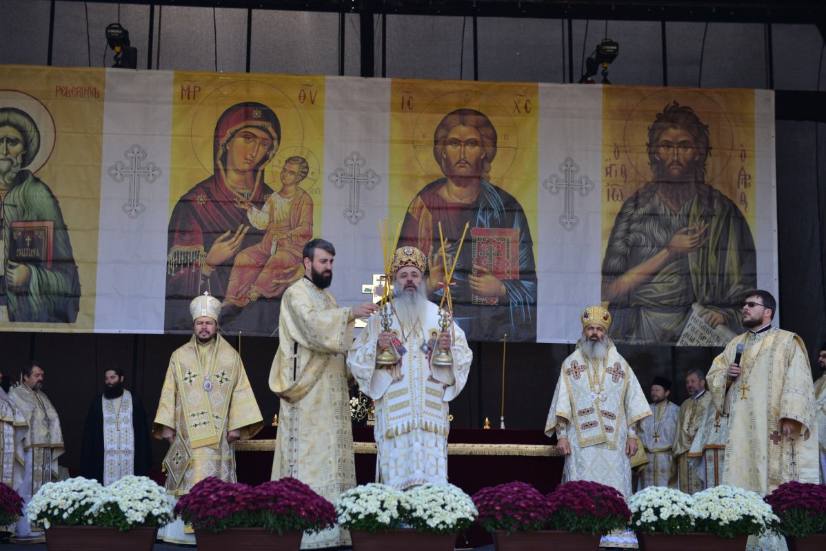 Una dintre cele mai frumoase biserici nou construite în Iași, sfințită de trei ierarhi 187530