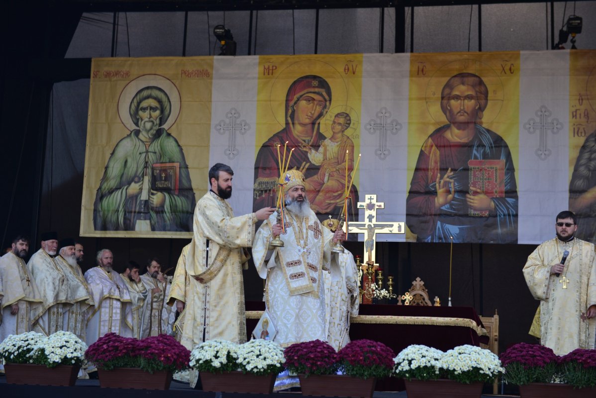 Una dintre cele mai frumoase biserici nou construite în Iași, sfințită de trei ierarhi 187531