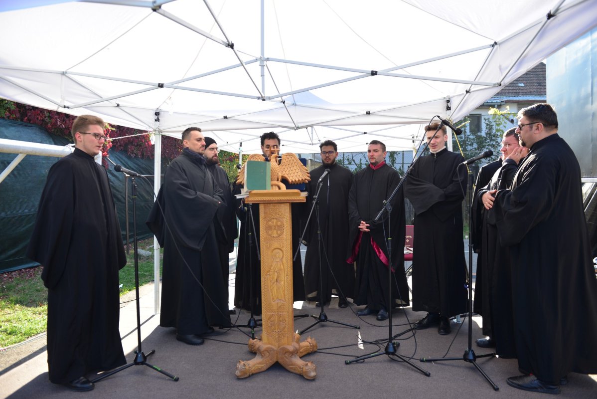 Una dintre cele mai frumoase biserici nou construite în Iași, sfințită de trei ierarhi 187533