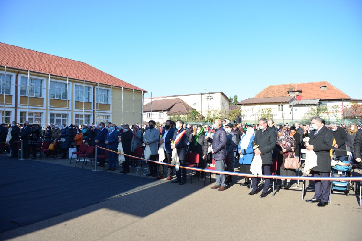 Una dintre cele mai frumoase biserici nou construite în Iași, sfințită de trei ierarhi 187534