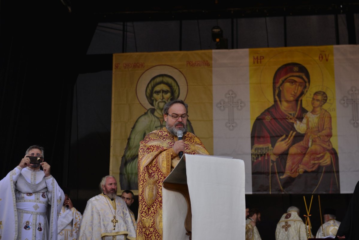 Una dintre cele mai frumoase biserici nou construite în Iași, sfințită de trei ierarhi 187535