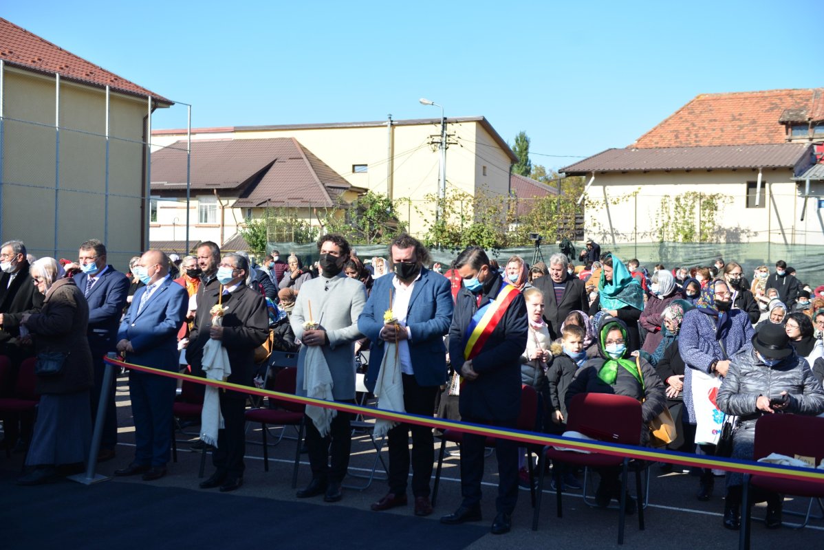 Una dintre cele mai frumoase biserici nou construite în Iași, sfințită de trei ierarhi 187536