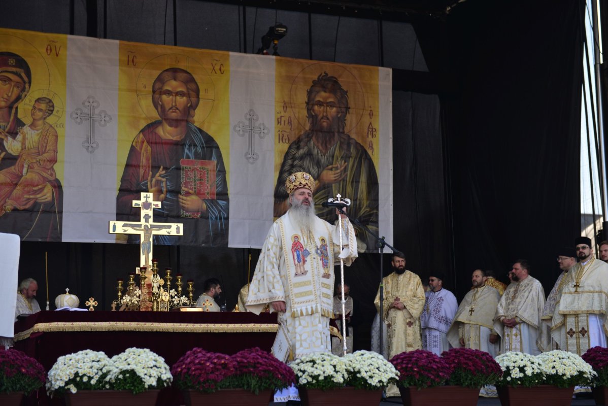 Una dintre cele mai frumoase biserici nou construite în Iași, sfințită de trei ierarhi 187537