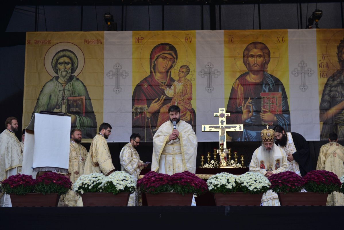 Una dintre cele mai frumoase biserici nou construite în Iași, sfințită de trei ierarhi 187538