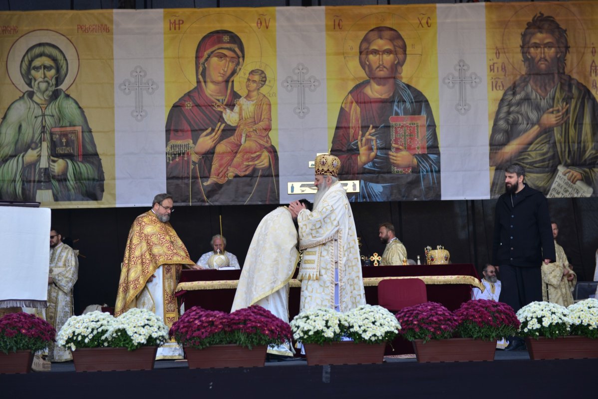 Una dintre cele mai frumoase biserici nou construite în Iași, sfințită de trei ierarhi 187539