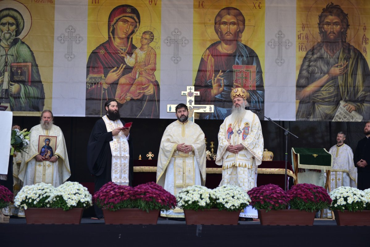 Una dintre cele mai frumoase biserici nou construite în Iași, sfințită de trei ierarhi 187540