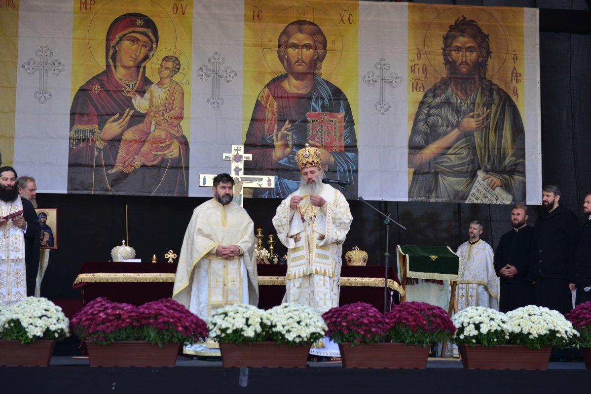 Una dintre cele mai frumoase biserici nou construite în Iași, sfințită de trei ierarhi 187541