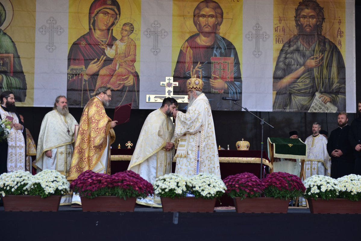 Una dintre cele mai frumoase biserici nou construite în Iași, sfințită de trei ierarhi 187542