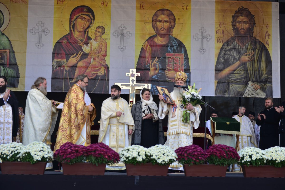 Una dintre cele mai frumoase biserici nou construite în Iași, sfințită de trei ierarhi 187543