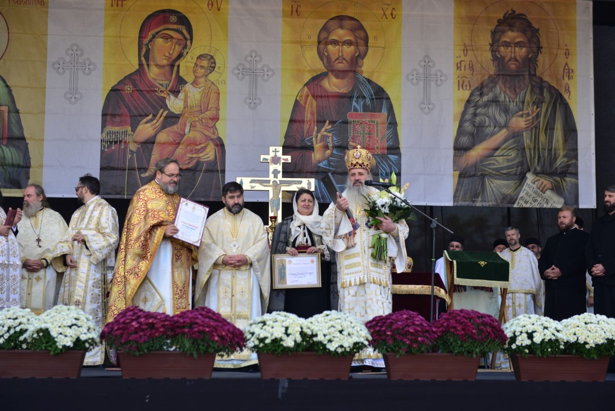 Una dintre cele mai frumoase biserici nou construite în Iași, sfințită de trei ierarhi 187544