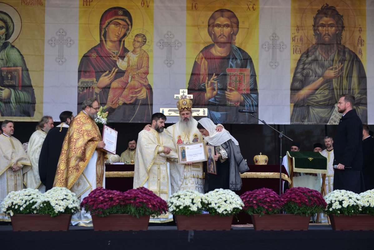 Una dintre cele mai frumoase biserici nou construite în Iași, sfințită de trei ierarhi 187545