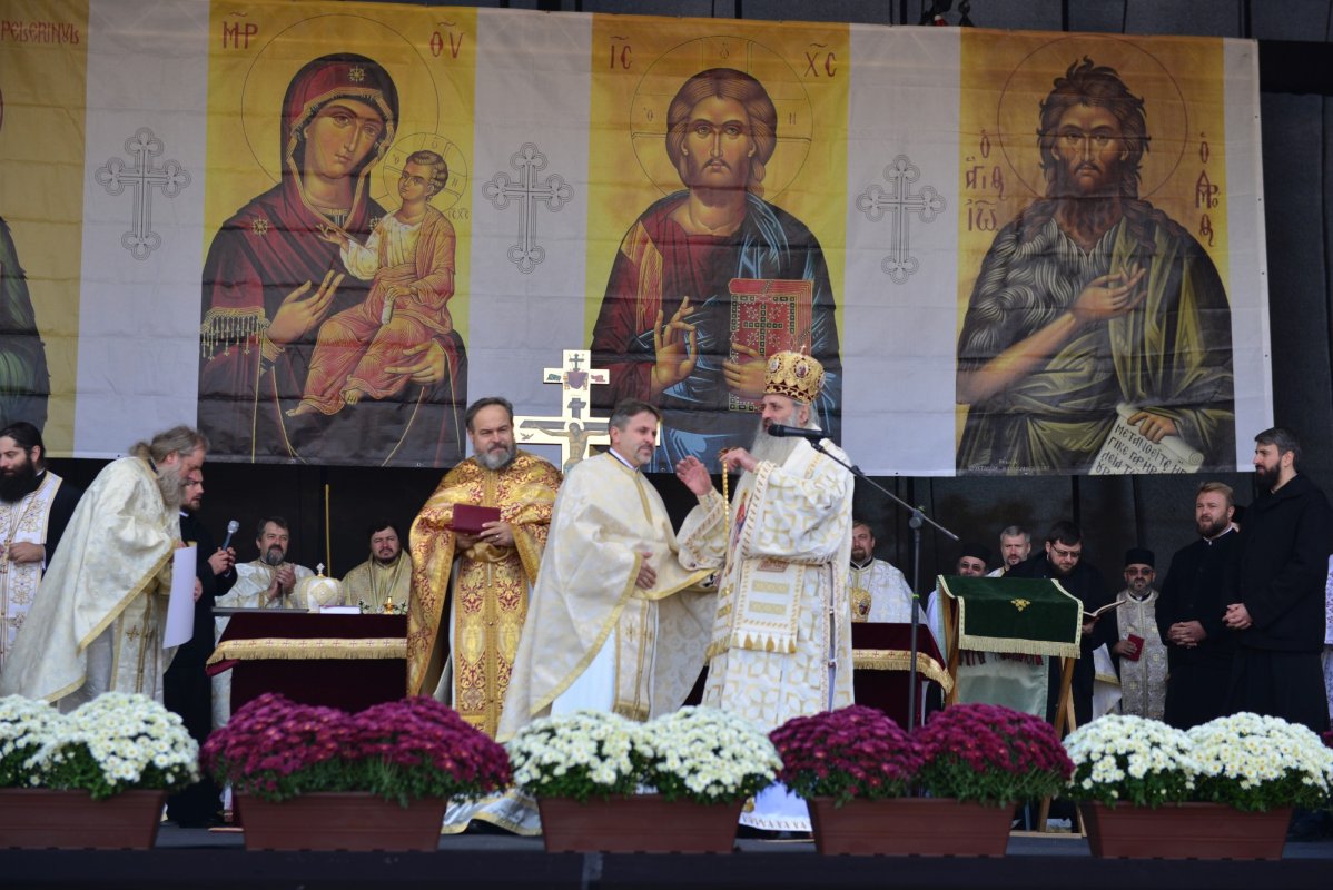 Una dintre cele mai frumoase biserici nou construite în Iași, sfințită de trei ierarhi 187546